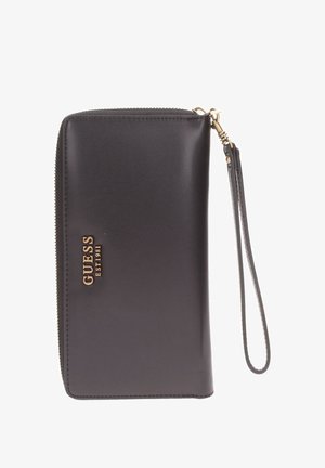 Portafoglio in ecopelle nera con logo dorato. Presenta una chiusura con zip e un cinturino per il polso per un facile trasporto. Texture liscia, forma rettangolare.