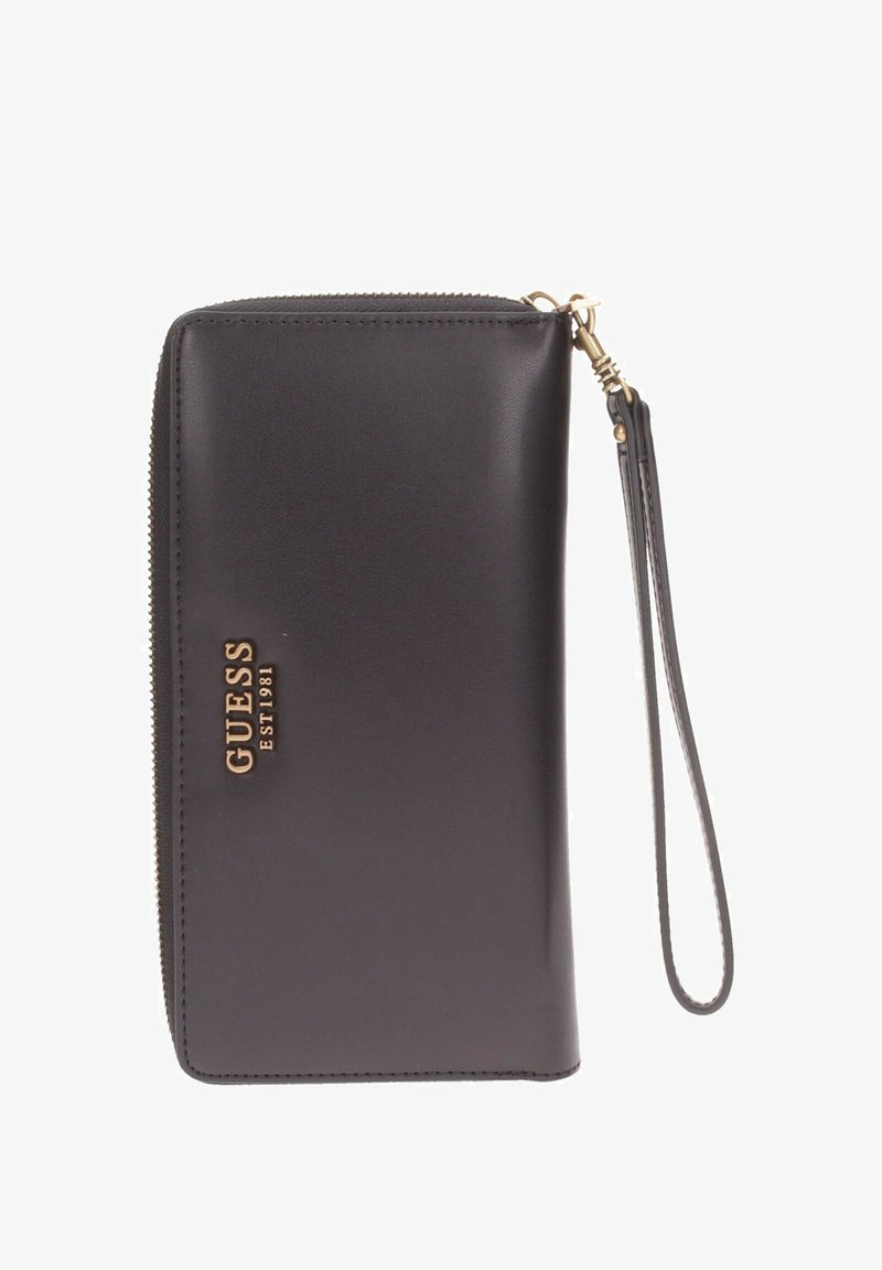 Cartera de piel sintética negra con un logo dorado. Presenta un cierre con cremallera y una correa para la muñeca para un fácil transporte. Textura suave, forma rectangular.