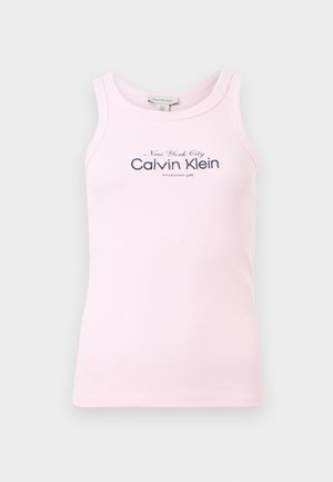 hele roosa soonikkoega varrukateta top, mille ees on tumesinistes tähtedes trükitud "New York City Calvin Klein Established 1968".