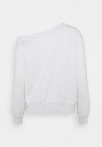 Felpa grigia, con spalle scoperte e maniche lunghe, realizzata in un materiale morbido e texturizzato. Presenta polsini a coste e una vestibilità rilassata.