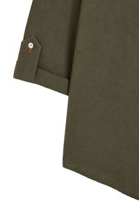 Oliwkowa koszula z rękawem, z zapięciem na guzik i czerwonymi szwami w okolicy mankietu, ukazująca fakturę materiału i krój.