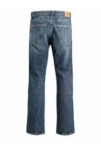 Tmavě modré džínové kalhoty s rovnou střihovou linií, pěti kapsami a béžovou koženou nášivkou na zadním pásu. Celý kus má vybledlou texturu.