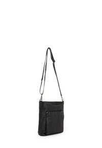 Sort læder crossbody taske med justerbar rem, med en forreste lomme og en tekstureret overflade. Minimalistisk design, rektangulær form.