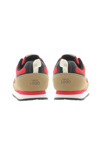 Červeno-černé sportovní boty s béžovou patou, s bílou mezipodešví a poutkem na zadní straně, s embosovaným textem "SINCE 1890."