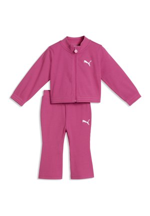 Survêtement rose côtelé deux pièces pour enfant avec veste zippée et pantalon, avec logos blancs Puma sur la poitrine et la cuisse.