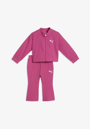 Dziecięcy różowy prążkowany dwuczęściowy dres z kurtką na suwak i spodniami, z białymi logo Puma na piersi i udzie.