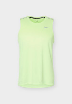 Débardeur de course Nike vert néon avec détails réfléchissants et logo Nike Swoosh sur la poitrine, conçu pour un usage athlétique.