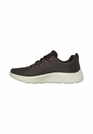 Zapatilla deportiva de malla negra para hombre con suela blanca y cordones negros, vista lateral, diseño ligero y transpirable.