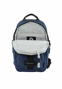 Zaino blu navy con un interno grigio a motivo, una patta frontale, un logo nero e un occhiello laterale per attacco. Dotato di chiusura con zip e spallacci regolabili.