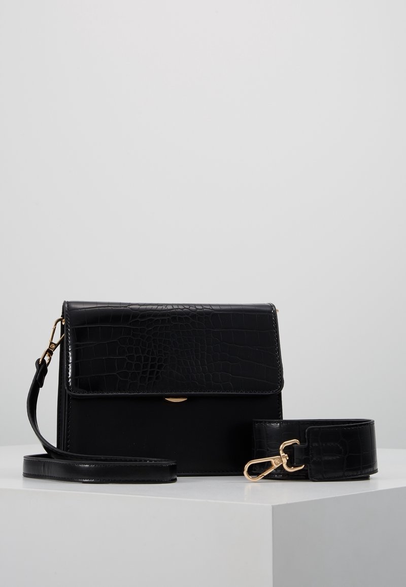 Borsa nera con fronte in stampa coccodrillo, corpo liscio, chiusura magnetica, tracolla staccabile, hardware in tonalità oro, forma rettangolare.
