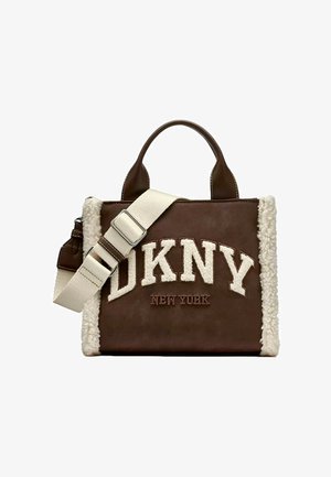 Barna táska bézs műszőrme díszítéssel, dombornyomott "DKNY NEW YORK" logóval, dupla fogantyúval és állítható pánttal a sokoldalúság érdekében.