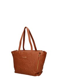 Bruine nep leren totebag met een reliëf bloemenpatroon, twee handvatten aan de bovenkant, een ritsvak aan de zijkant en gouden hardware accenten.