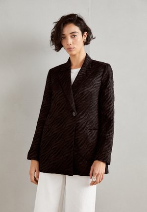 Blazer cu model de zebra negru, dintr-un material texturat, având închidere cu un singur nasture, rever cu colțuri și două buzunare laterale.
