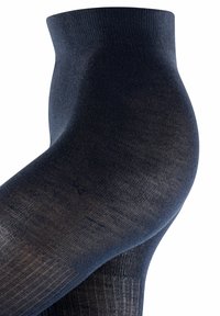 Ciemnoniebieskie nylonowe skarpetki do garnituru o gładkiej teksturze, z ryflowanym wykończeniem oraz bezszwowym designem zapewniającym wygodę i idealne dopasowanie.