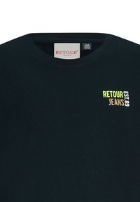 Czarny t-shirt z granatowego materiału bawełnianego, z okrągłym dekoltem i logo na lewym piersiowym z napisem "RETROUR JEANS EST. 89" w wielokolorowym tekście.
