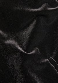 Czarna tkanina o gładkiej, lśniącej fakturze, wykazująca delikatne zagięcia i połysk odbijający światło. Nie zawiera żadnych wzorów ani widocznych akcentów.