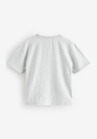 Grå kortärmad t-shirt med rundad halsringning, mjukt bomullsmaterial och en slät textur, utan några distinkta mönster eller accenter.