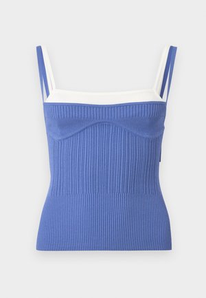 Μπλε ριμπ πλεκτό τοπ καμιζόλ με λευκούς διπλούς ιμάντες στους ώμους και διακριτικό σχήμα στα κύπελλα, σε απλό ανοιχτό φόντο.