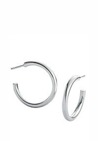 Pendientes de aro de plata con una superficie lisa y pulida y un diseño curvado; en varios tamaños con un cierre de poste seguro.