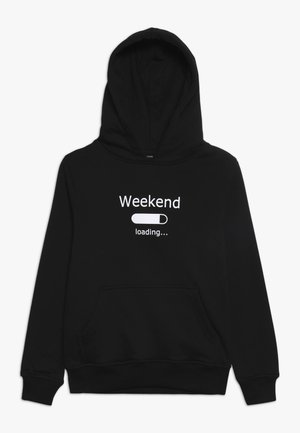 Czarna bluza z kapturem i kieszenią z przodu, z białym napisem „Weekend loading…” nad częściowo zapełnionym paskiem postępu.