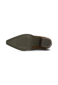 Suela de zapato de ante marrón con un diseño puntiagudo, parte inferior de goma texturizada y ranuras verticales para agarre, con un pequeño tacón.