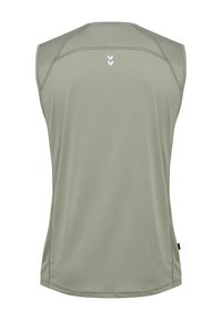 Ärmlös sporttopp i ljus olivgrön, tillverkad av slät tyg. Har platta sömmar och en liten vit logotyp på baksidan.