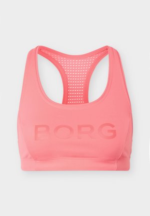 Brassière de sport rose corail avec panneau en maille dos nageur et logo discret "BORG" sur le devant, conçue pour un soutien athlétique.
