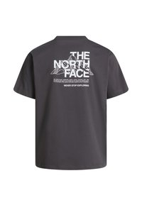 Tmavě šedé tričko s bílým logem „The North Face“, obrysem hory a sloganem „Never Stop Exploring“ na zádech.