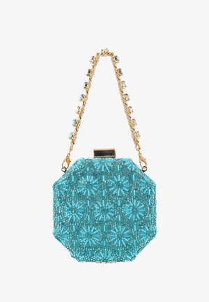 Nyolcszögletű türkiz gyöngyökkel díszített kis táska virágmintákkal és arany láncpánttal, amelyet türkiz gyöngyök díszítenek.