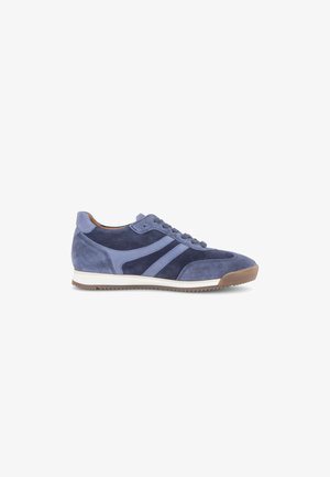 Blauwe suède casual sneaker met tweekleurige strepen, vetersluiting, witte tussenzool en bruine rubberen buitenzool, zijaanzicht op een witte achtergrond.