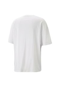 Hvid kortærmet t-shirt lavet af blødt bomuldsstof, med rund hals og en afslappet pasform, samt en glat, ensartet overflade.