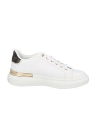 Witte sneaker met een glad leren bovenwerk, gouden accenten op de hak en zool, ronde neus en zes veterogen. Geweven kraagdetail.