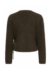 Pull en maille marron foncé à manches longues avec col rond, vu de dos, avec une coupe simple et légèrement courte.