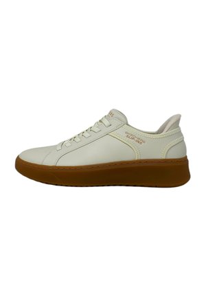 Zapatilla blanca de cuero con suela de goma texturizada. Cuenta con puntera redonda, cierre de cordones en la parte delantera y un sutil detalle de costura en los laterales.