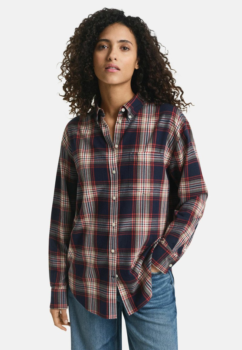 Gekruiste flanellen overhemden in marineblauw, rood en wit; heeft een button-down kraag, lange mouwen en één borstzak. Zachte textuur.
