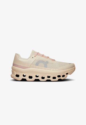 Chaussure de course beige clair avec semelle extérieure hexagonale, tige en mesh et accents roses discrets sur les lacets et la marque latérale. Technologie CloudTec.