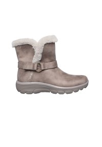 Botas de tobillo de ante taupe con un collar de piel sintética, detalle de hebilla de metal y una suela de goma gruesa diseñada para la comodidad y la durabilidad.