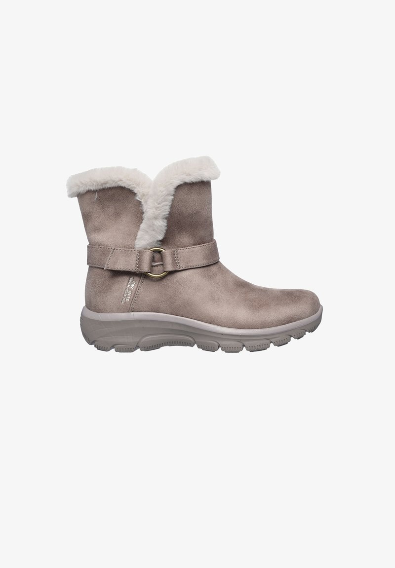 Botas de tobillo de ante taupe con un collar de piel sintética, detalle de hebilla de metal y una suela de goma gruesa diseñada para la comodidad y la durabilidad.