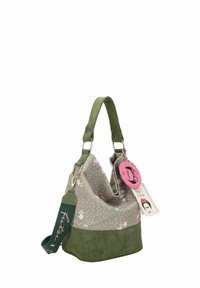 Bolso hobo con una base de ante verde suave y una parte superior estampada en verde pálido con puntos rosas y acentos florales. Incluye etiquetas decorativas.