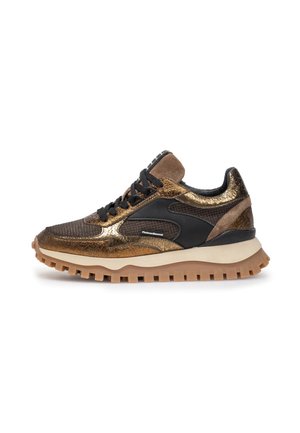 Zapatilla deportiva en bronce metálico con malla negra y detalles de ante, cordones negros, suela beige gruesa y suela exterior de goma marrón texturizada.