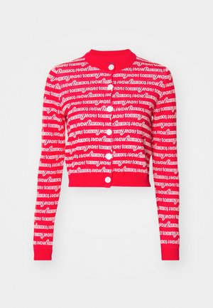 Cárdigan corto rojo con un patrón de texto blanco repetido que dice "tommy jeans", con puños acanalados y cierre frontal de botones.
