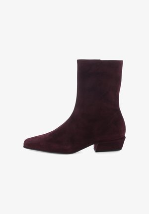 Burgunderfarbene Wildleder-Stiefelette mit spitzem Zehenbereich und niedrigem Blockabsatz, ausgestattet mit einem nahtlosen Design und glatter Textur.