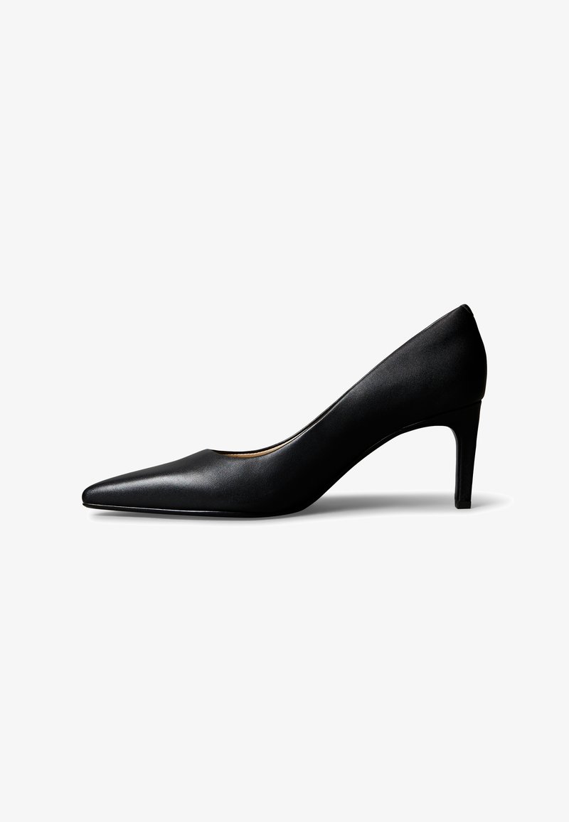 Escarpin pour femme en cuir noir à bout pointu avec talon moyen, présenté de profil sur un fond blanc.