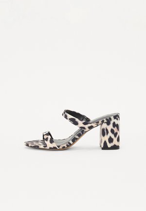 Sandal com salto bloco em padrão de pele de leopardo e duas tiras. Feita em material sintético, apresenta um padrão texturado, palmilha cinza e salto quadrado.