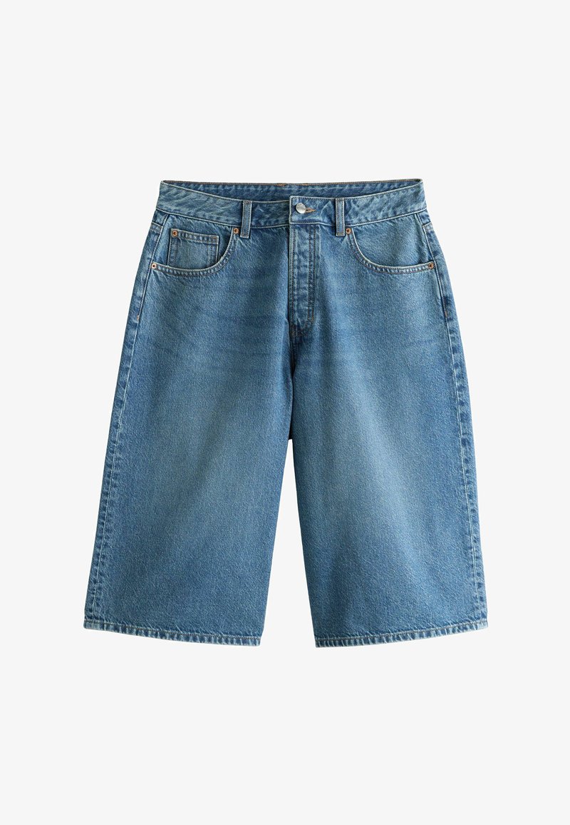 Short en denim bleu de longueur moyenne avec poches avant, passants de ceinture, bouton et fermeture éclair sur fond blanc.