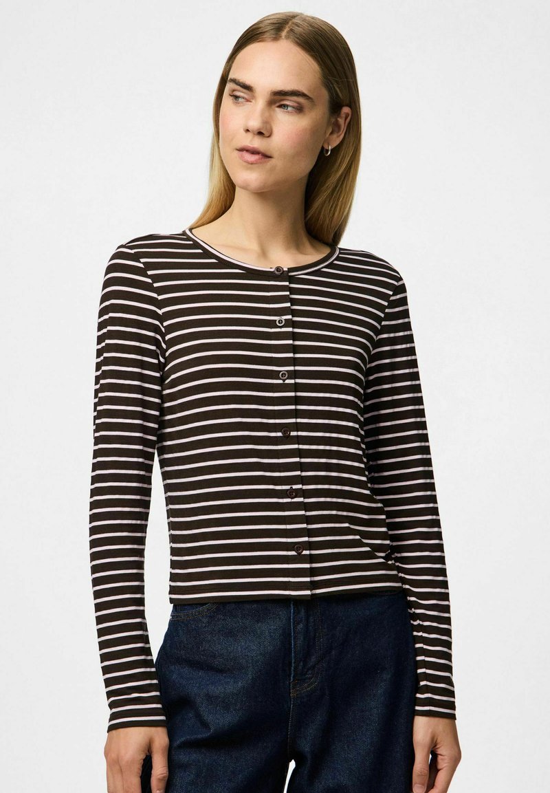 Långärmad topp med horisontella bruna och vita ränder, rund halsringning och knappstängning framtill. Mjuk, slät tyg.