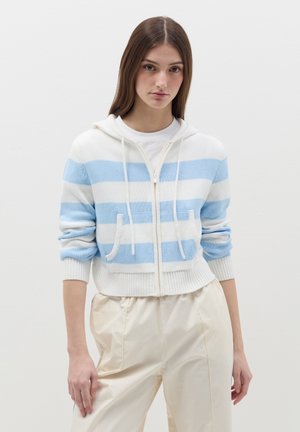 Leichtgewichtiger, verkürzter Hoodie mit blau-weißen Streifen, ausgestattet mit einem Frontreißverschluss, zwei frontalen Taschen und einer Kapuze mit Kordelzug. Weiche Strickstruktur.