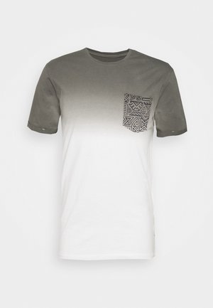 Bawełniany T-shirt z krótkim rękawem o gradiencie od szarego do białego oraz geometrycznym wzorem na kieszeni na piersi po lewej stronie.