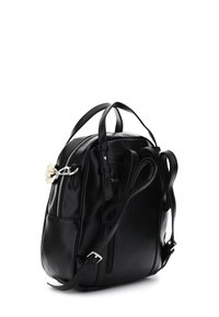 Svart läderryggsäck med dubbla handtag högst upp, justerbara remmar, silverdragkedjor och en dekorativ blomaccent på sidan.