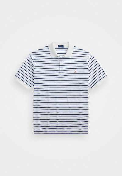 Camisa polo branca com riscas horizontais em azul marinho, mangas curtas e um colarinho clássico. Apresenta um pequeno logótipo bordado no peito.